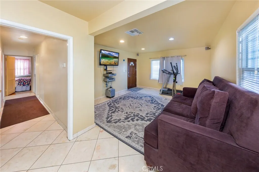 10425 Rainier Street, Sun Valley, California 91352 home-pic-9